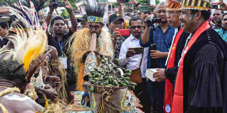 Satgas Yonif 122/TS Ikut Serta Dalam Festival Seni Budaya Dan Persembahan Hasil Bumi Klasis GKI Keerom