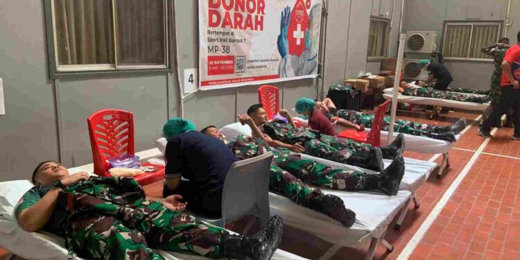 Satgas Pamobvitnas Yonif 631/ATG Ikuti Aksi Donor Darah Dalam Rangka Menyambut Hari Natal