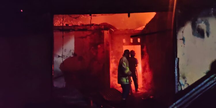 Empat Rumah di Pasir 2 Jayapura Dilahap Si Jago Merah