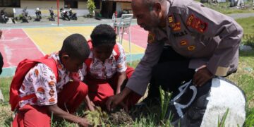 Program 1000 pohon Polri : Polres Puncak tanam Pohon
