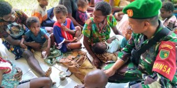 Turunkan Angka Stunting, Babinsa Kimaam Beri Makanan Tambahan Bagi Anak-anak