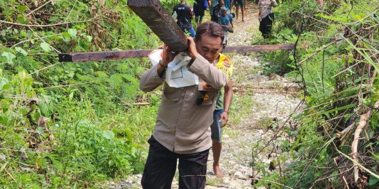 Program Peduli Kamtibmas, Aipda Rusli Bantu Masyarakat Mengangkat Kayu untuk Pembangunan Gereja di Nunsembai