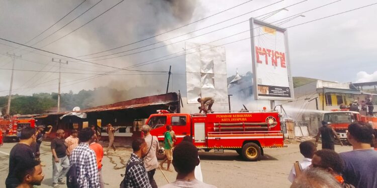 Diduga Hubungan Arus Pendek, 2 Rumah Pribadi dan 7 Rumah Sewa di Waena Hangus Terbakar