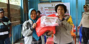 Polri Peduli, Polres Waropen Gelar Bakti Sosial Pembagian Paket Sembako