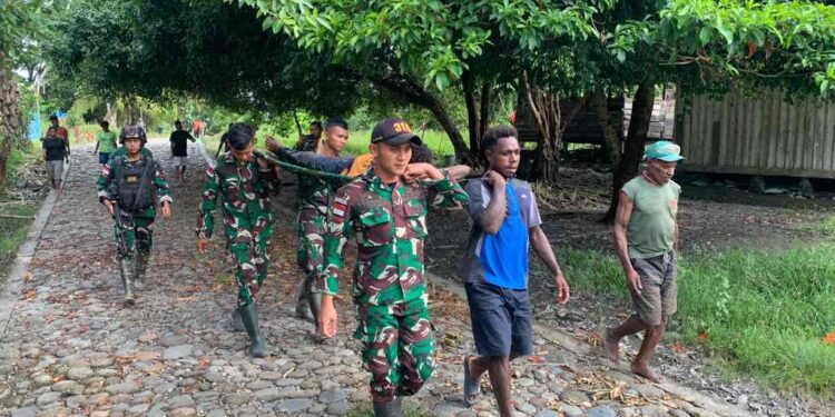 Gerak Cepat Satgas Yonif 310/KK Evakuasi Warga Yang Terluka Parah