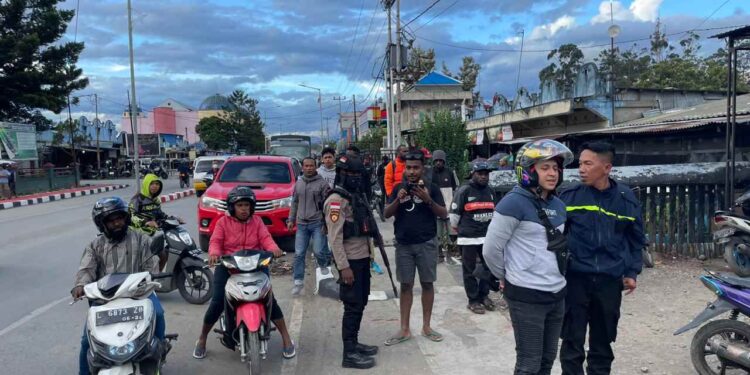 Jaga Kamtibmas Jelang Nataru, Polres Jayawijaya Gelar Patroli dan Razia