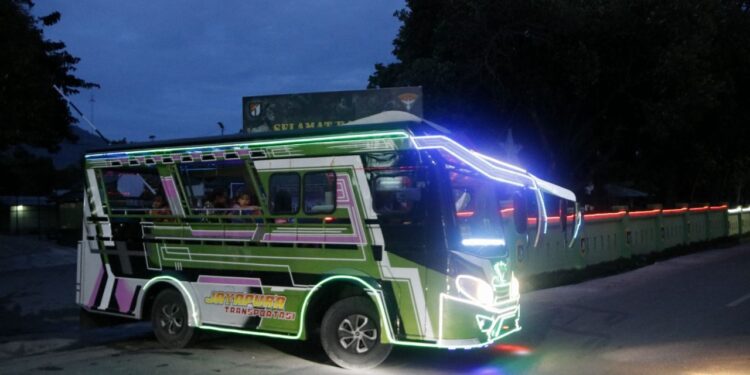 Kreatif, Prajurit Yonif 751/VJS Sulap Mini Bus Menjadi Mobil Wisata