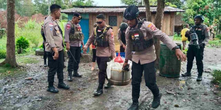 Gelar Patroli, Sat Samapta Polres Jayawijaya Berhasil Amankan Miras Lokal