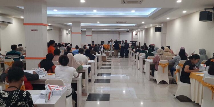 Polisi Kawal Penyortiran dan Pelipatan Surat Suara di Genofa Hotel Kabupaten Keerom