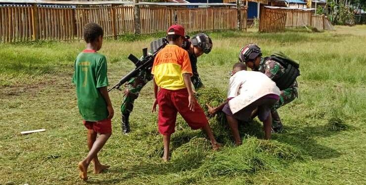 Tanamkan Edukasi Hidup Bersih, Satgas Yonif 310/KK Bersama Pelajar SD N Inpres Iwur Lakukan Ini