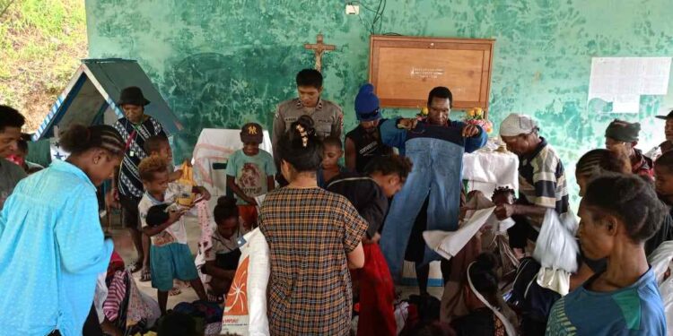 Bhabinkamtibmas Web Bagikan Bantuan Pakaian Layak Pakai di Kampung Yambrab Dua, Keerom