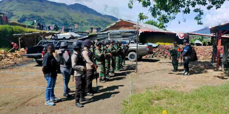 Aparat Gabungan TNI-Polri Gelar Patroli Dialogis, Upaya Cegah Gangguan Keamanan di Distrik Ilu