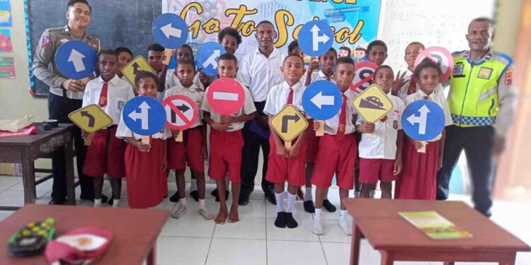 Satlantas Polres Sarmi Laksanakan Program Police Goes to School
