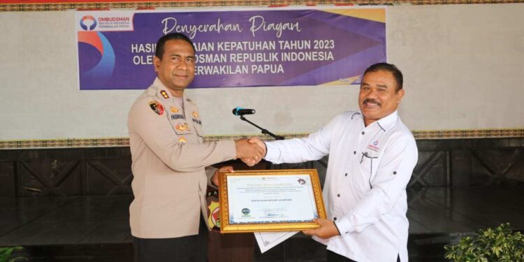 Sabet Nilai Tertinggi Dengan Pelayanannya, Ombudsman Papua Serahkan Piagam ke Polres Jayapura