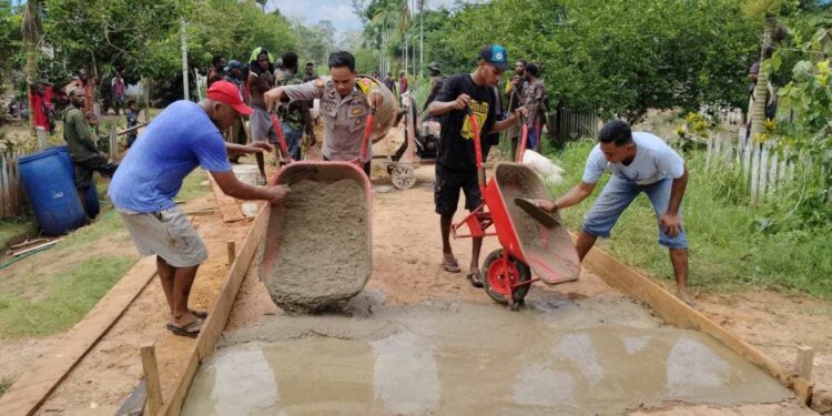 Gotong Royong di Perbatasan, Bripka Lutfi dan Warga Bangun Jalan di Kampung Rawa Biru