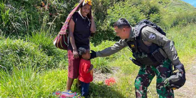 Senyum, Sapa, Salam, Metode Satgas Pamtas Kewilayahan Yonif 753/AVT Dalam Berkomunikasi Dengan Warga