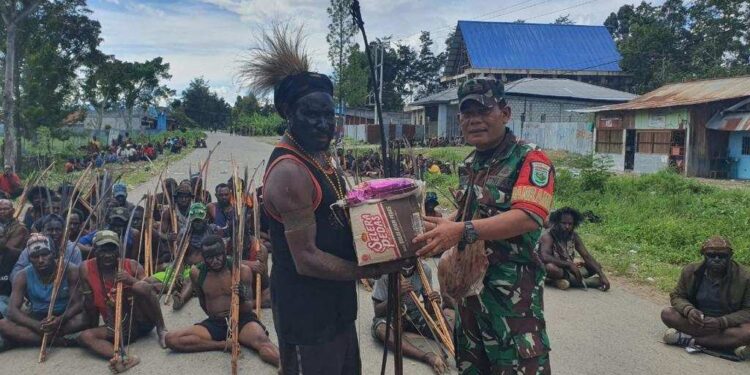 TNI Peduli, Kodim Jayawijaya Beri Bantuan Sembako Bagi Warga Pasca Perang Suku