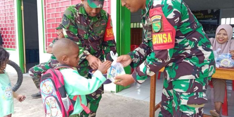 Cegah Stunting, Babinsa Koramil Tigi Beri Makanan Bergizi Untuk Balita Dan Bumil