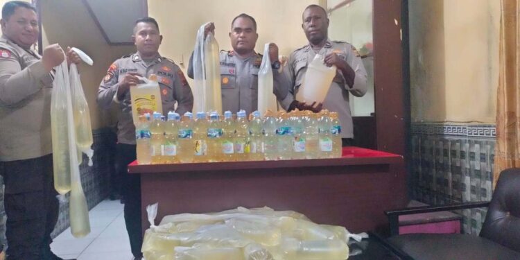 Kepolisian Sektor Pomako Berhasil Amankan 129 Liter Sopi dalam Razia Kapal KM. Tatamailau