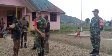 Babinsa Koramil Obano Bersama Satgas Yonif 527/BY Monitoring Wilayah Sekaligus Komsos Bersama Warga