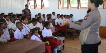 Polwan Satgas Damai Cartenz dan Polres Peg. Bintang Berbagi Kebahagiaan di SD YPPK ST. Agustinus