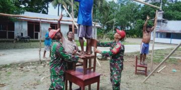 Jelang Pemilu 2024, Babinsa Yapsel Bantu Warga Membuat TPS Di Kampung Kanawa