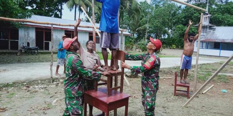Jelang Pemilu 2024, Babinsa Yapsel Bantu Warga Membuat TPS Di Kampung Kanawa
