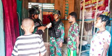 Satgas Yonif 310/KK Hadirkan Penerangan, Warga Kampung Tatakra Tersenyum Bahagia