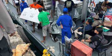 Polda Papua Kawal Pergeseran Logistik Pemilu 2024 dari Kota Biak Menuju Pulau Numfor