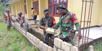 Wujud Kemanunggalan Babinsa Yaptim Bantu Bangun Pagar Gereja