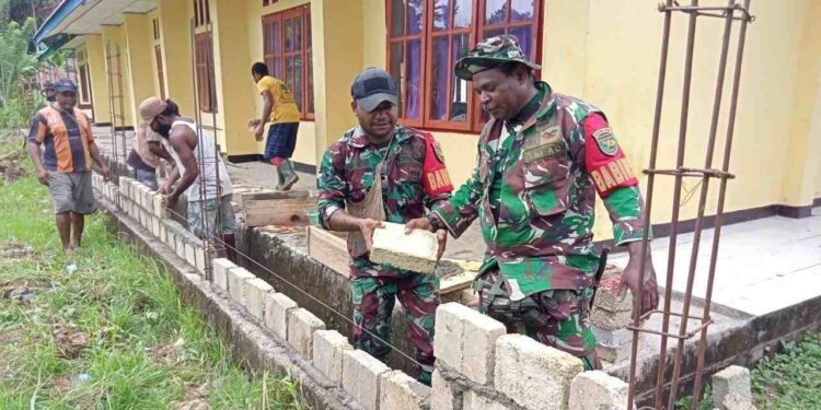 Wujud Kemanunggalan Babinsa Yaptim Bantu Bangun Pagar Gereja