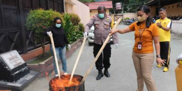 Disaksikan 4 Tersangka, Barang Bukti Narkotika Dimusnahkan Polisi