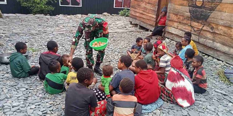 Bagi-Bagi Telur, Babinsa Mulia Dukung Gizi Masyarakat Puncak Jaya