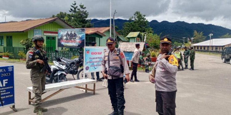 Jelang Pleno, Aparat Keamanan Jaga Ketat KPU Kab. Pegunungan Bintang