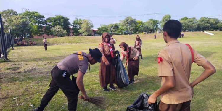 Polres Merauke Bersama Anak Pramuka Gelar Kerja Bhakti dalam Rangka Hari Pramuka Sedunia