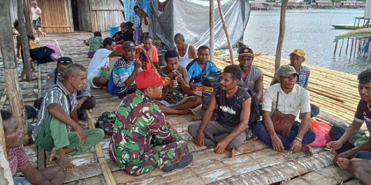 Sambangi Warga, Babinsa Koramil 1709-04/Yapbar Edukasi Jaga Kondusifitas Wilayah Jelang Pemilu