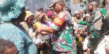 Lewat Komsos, Babinsa Koramil Enarotali Bagikan Sembako Kepada Warga Kampung Ekeitadi