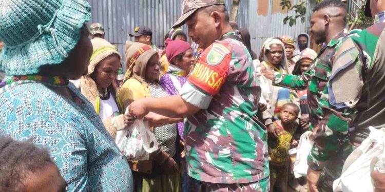 Lewat Komsos, Babinsa Koramil Enarotali Bagikan Sembako Kepada Warga Kampung Ekeitadi