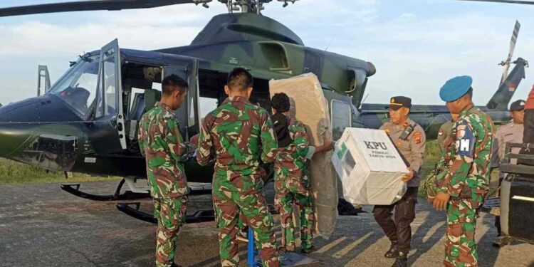 Kasdim 1710/Mimika Bersama Polri Dan Pemda Setempat Awasi Pendistribusian Pemilu 2024