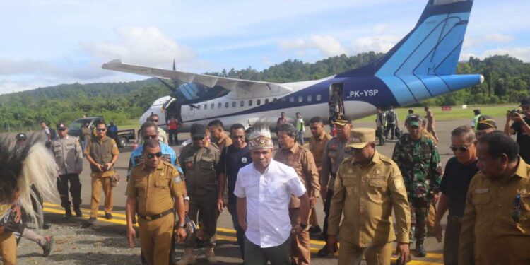 Bersama Forkopimda, Dandim 1709/Yawa Sambut Kedatangan Pdt Yandi Manobe Di Yapen