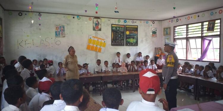 Program Polisi Pi Ajar, Bhabinkamtibmas dan Polwan Ajarkan Anak-anak dengan Metode Bermain