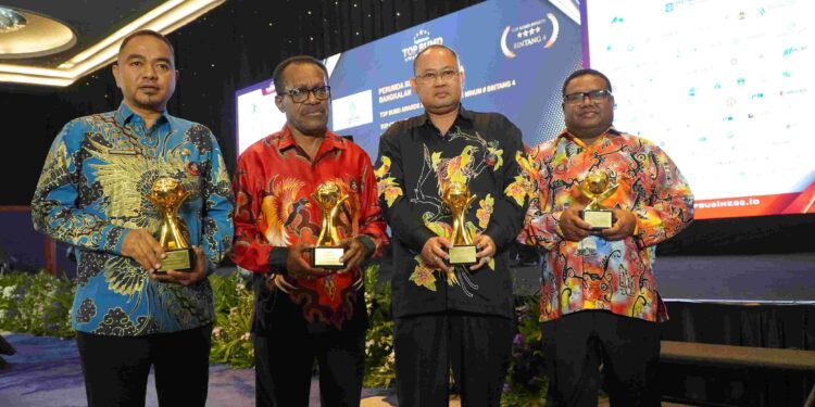 Pj Walikota Jayapura Raih Penghargaan atas Pembinaan yang Dilakukan Untuk PT. Air Minum Jayapura