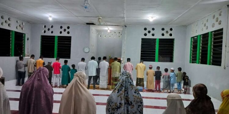 Polsek Kouh Berikan Pengamanan Ketat untuk Ibadah Shalat Tarawih di Masjid AT-Taqwa