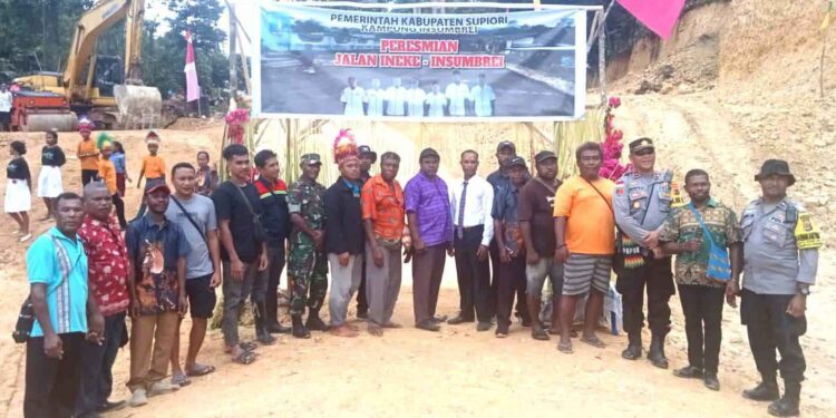 Babinsa Koramil Supiori Selatan Hadiri Ucapan Syukur Peresmian Jalan Desa Insumbrei