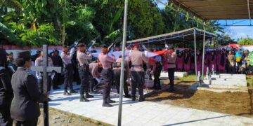 Kapolres Paniai Beri Penghormatan Terakhir untuk Almarhum Briptu Anumerta Arnaldobert Fhin J.V. Yawan