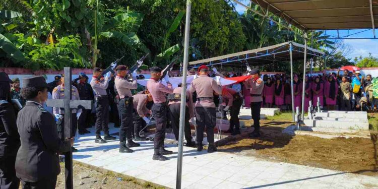 Kapolres Paniai Beri Penghormatan Terakhir untuk Almarhum Briptu Anumerta Arnaldobert Fhin J.V. Yawan