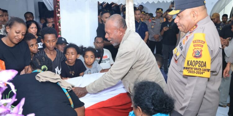 Jenazah Briptu Anumerta Sandi Korban Penembakan KKB Diterbangkan ke Jayapura