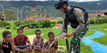 Keceriaan Anak-Anak, Saat Satgas Yonif 753/AVT Bagikan Snack dan Alat Tulis