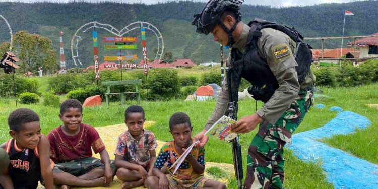 Keceriaan Anak-Anak, Saat Satgas Yonif 753/AVT Bagikan Snack dan Alat Tulis