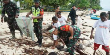 Dandim 1708/BN Bersama Komunitas Peduli Lingkungan Proaktif Lakukan Bersihkan Sampah Plastik